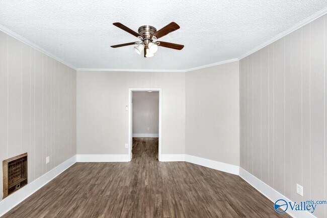 Building Photo - 512 Oshaughnessy Ave NE