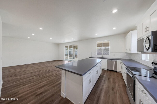 Building Photo - 921 E Desert Ln