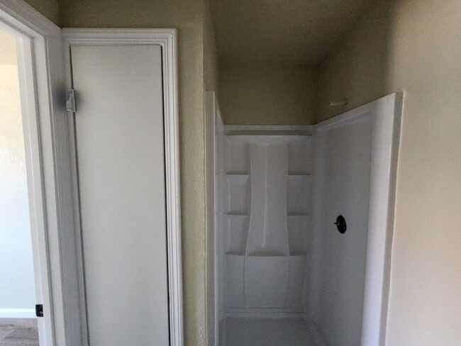 Building Photo - Beautiful Remodled, 4 Bedroom Home!