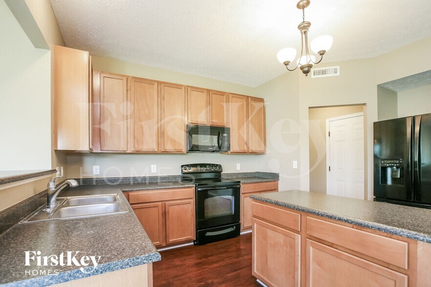 Building Photo - 10262 McClain Dr