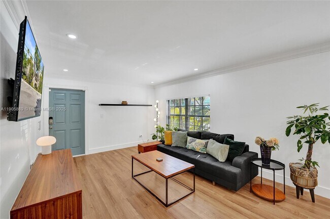 Building Photo - 815 NE 28th St