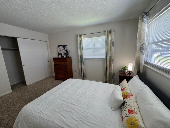 Building Photo - 5107 Park Lake Dr