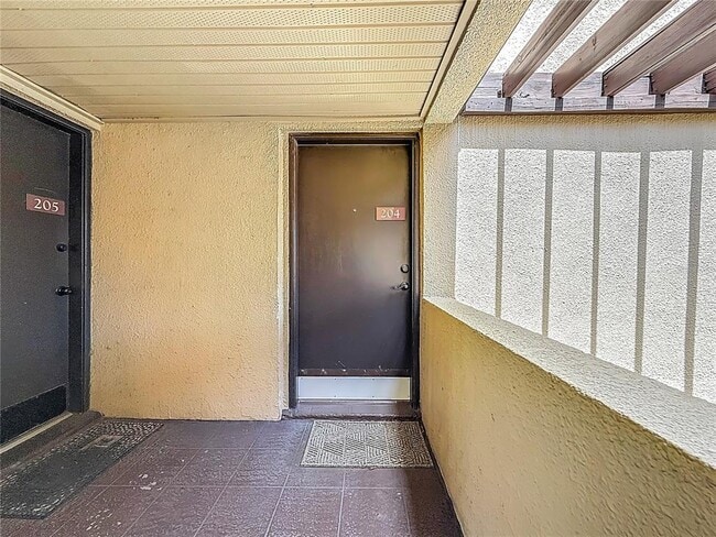 Building Photo - 890 N Village Dr