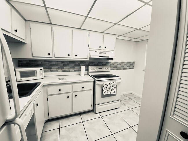 Building Photo - 9440 Poinciana Pl
