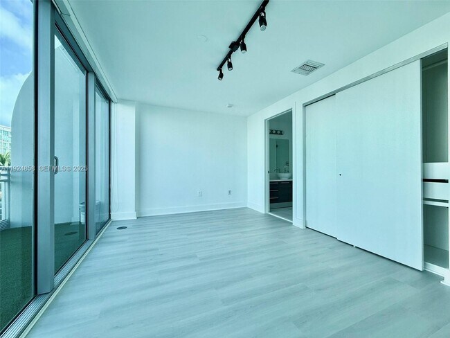 Building Photo - 2950 NE 188th St