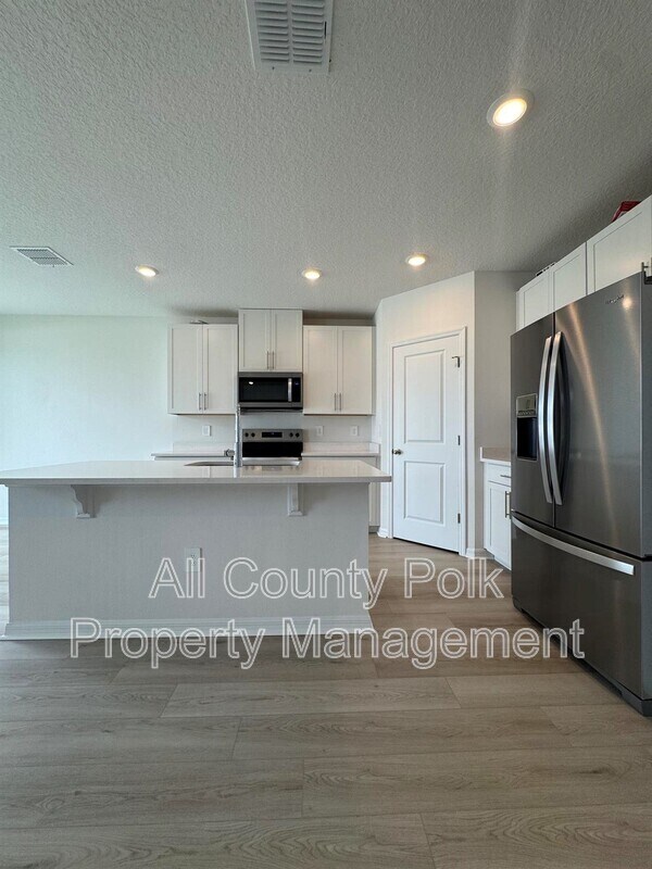 Building Photo - 2061 Rosewood Dr