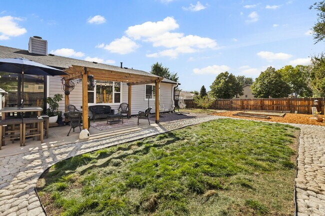 Building Photo - Modern Comfort Meets Charm – Beautifully U...