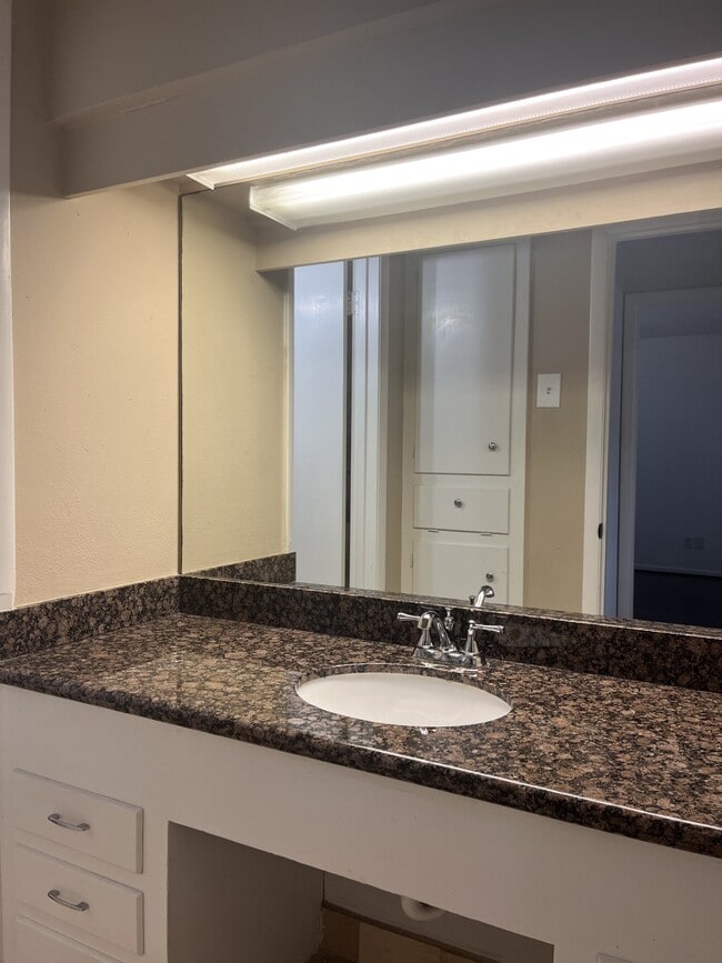 Building Photo - 5123 Del Monte Dr