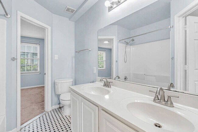 Building Photo - 813 N Lawrence St