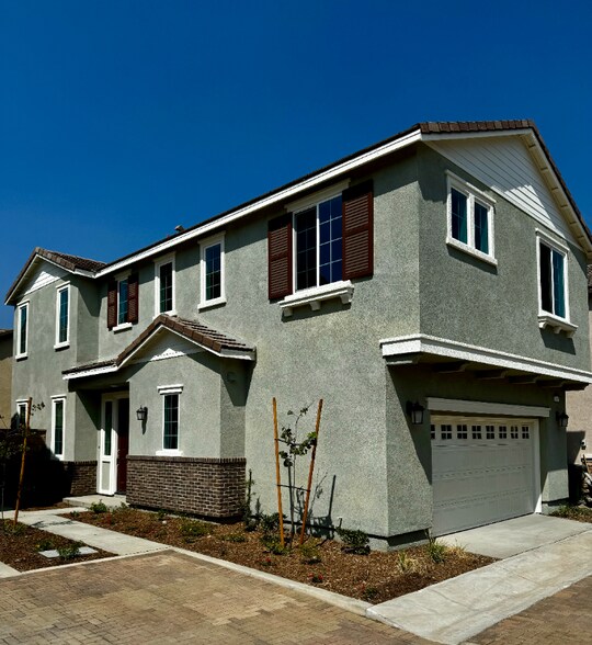 Building Photo - 16185 Lozano St