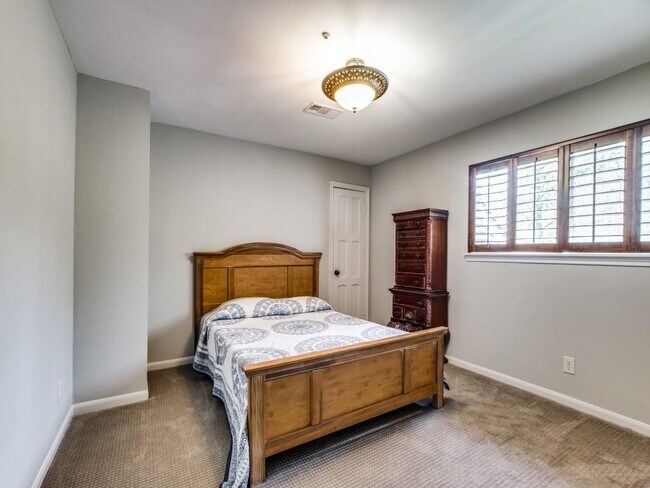 Building Photo - 211 Briarpark Dr