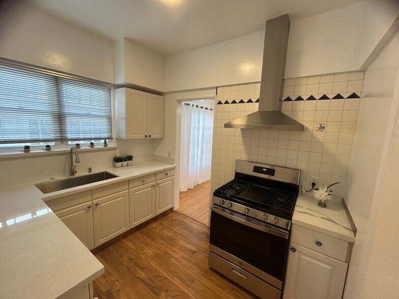 Building Photo - 850 S Kenmore Ave