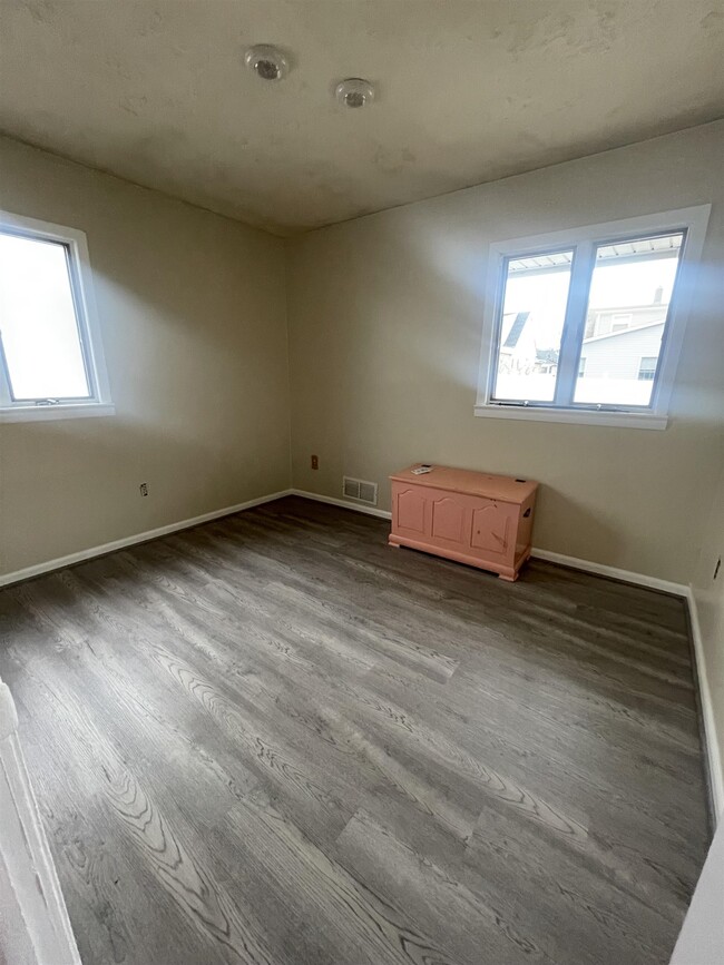 Building Photo - 664 9th St