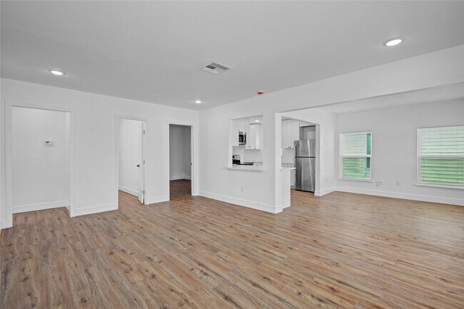 Building Photo - 1203 W 6th St