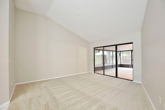 Building Photo - Spacious 4/3 Home with a Fenced Backyard and a 2 Car Garage in Hollowbrook - Winter Springs!