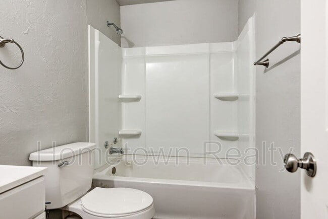Building Photo - 12813 NE 37th St