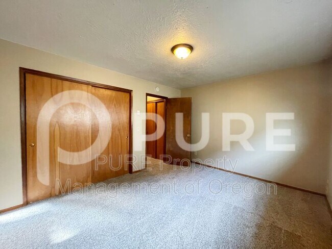Building Photo - 1135 SE 27th Ave