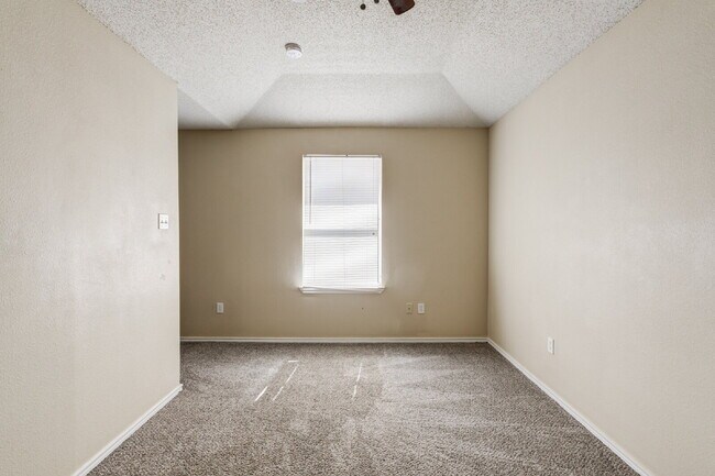 Building Photo - 3/2/2 plus a large basement on a Cul-de-Sac!