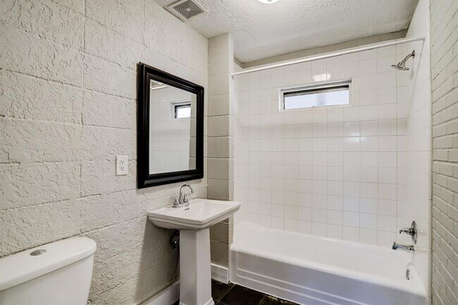 Building Photo - 1501 Hyde Park Blvd