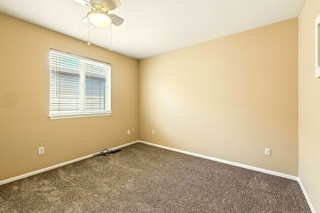 Building Photo - Amazing 3 Bed 4 Bath Highlands Ranch House...