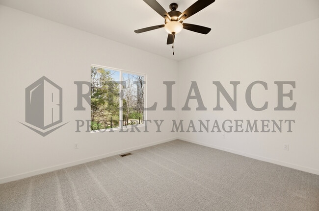 Building Photo - 5238 N Pinecrest Ct