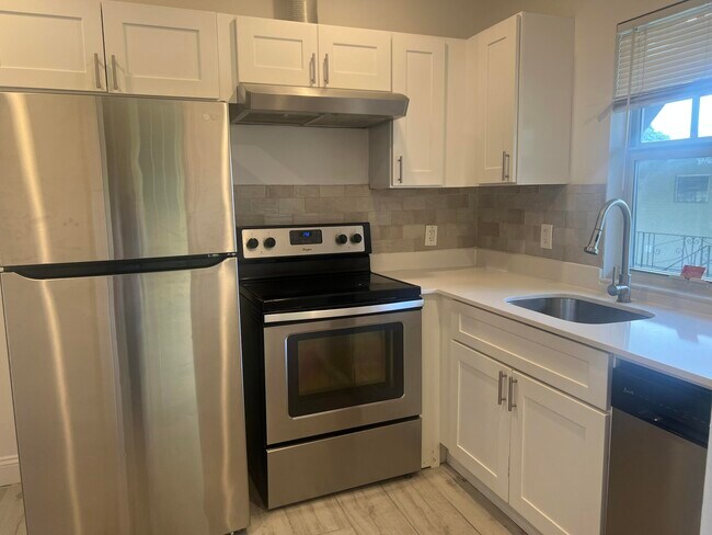 Building Photo - 407 S Lakeside Dr