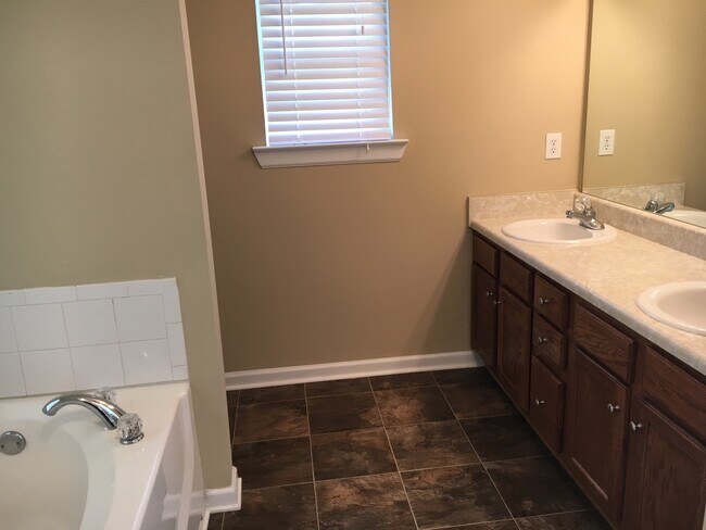 Building Photo - Beautiful 3 bedroom Home! (Updated Pictures Coming Soon)