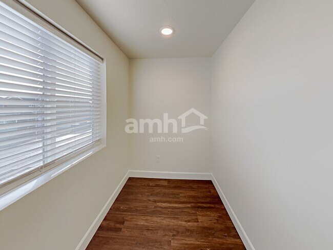 Building Photo - 2431 E Frontier St