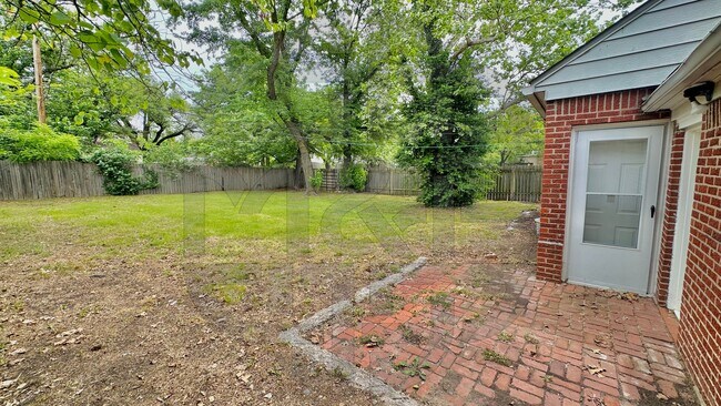 Building Photo - 1102 N Crestway St