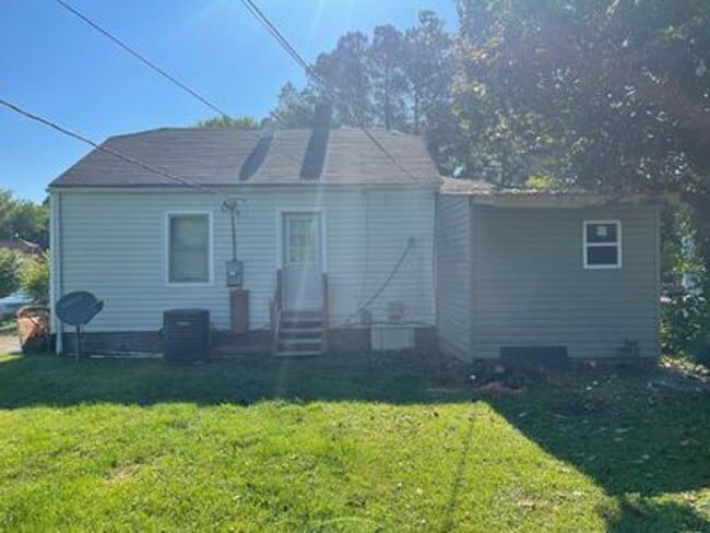 Building Photo - 4 bedroom 2 bath house in Henrico County! All appliances, laundry, central hvac, big yard