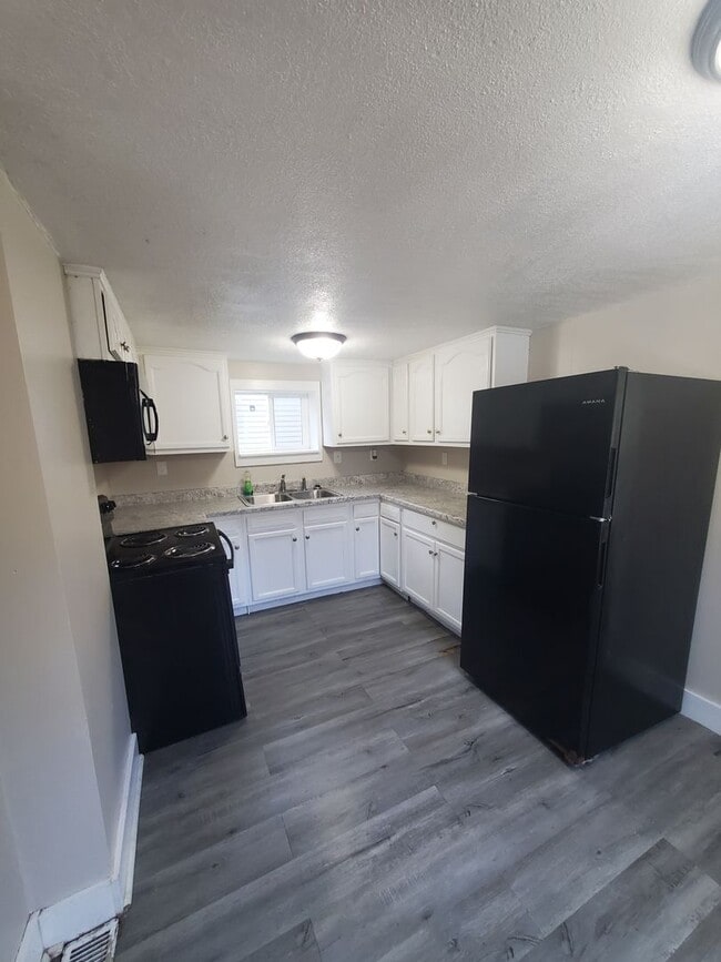 Building Photo - 3 Bedroom 1 Bath House in Rock Island