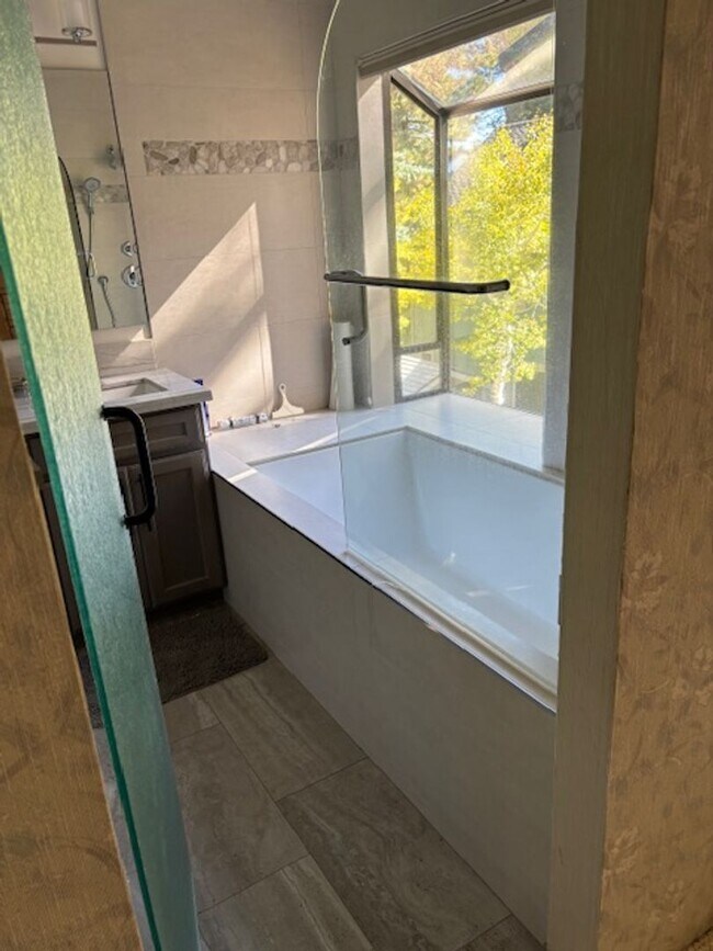 Building Photo - Quiet family home