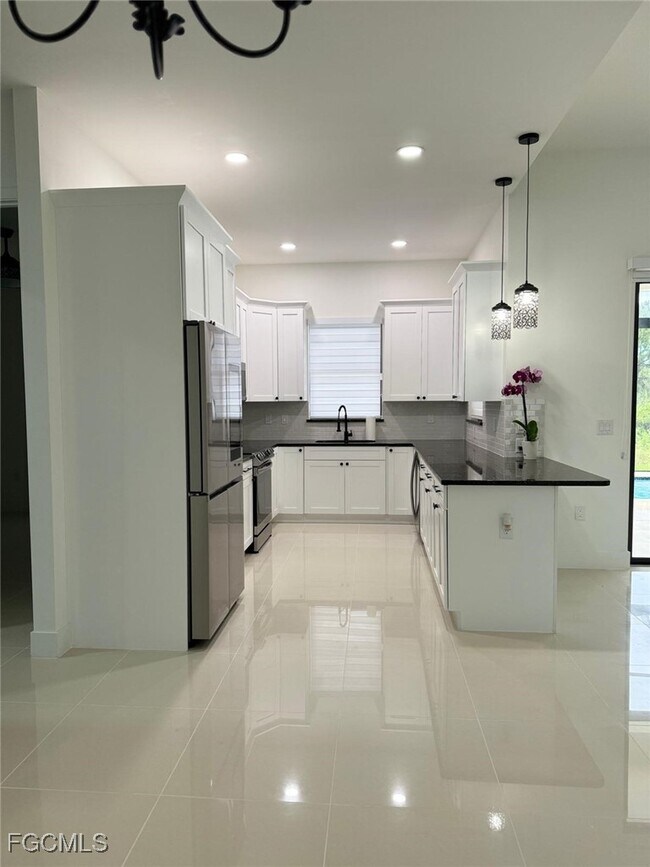 Building Photo - 505 E 8th St