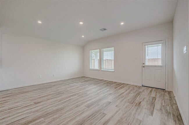 Building Photo - 5034 Balcolm Dr