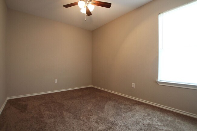 Building Photo - 2 Bed 1.5 Bath Townhome in Lindale!