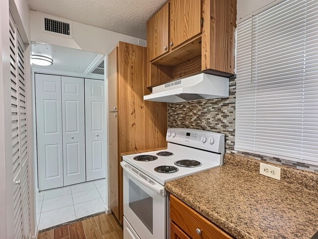 Building Photo - 889 Twin Lakes Dr