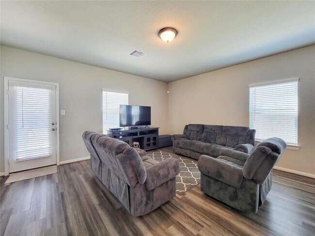 Building Photo - 2211 E WInding Pines
