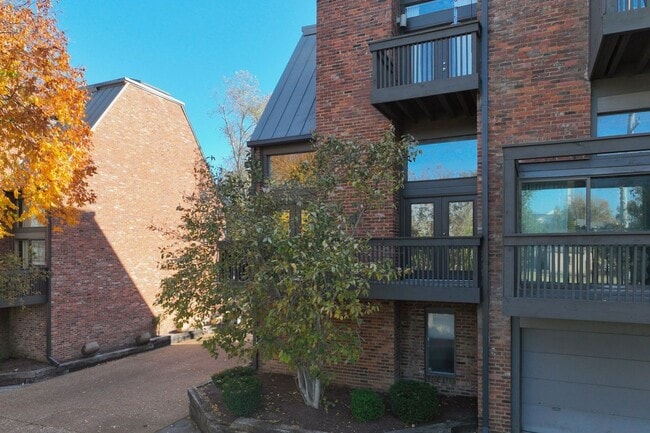 Building Photo - **PERFECTLY SITUATED TOWNHOME IN GREEN HIL...