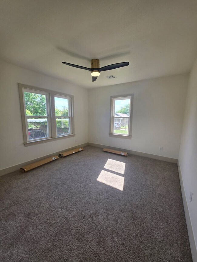 Building Photo - Gorgeous 3 bedroom 1 bath Duplex on street level (separate studio located below).