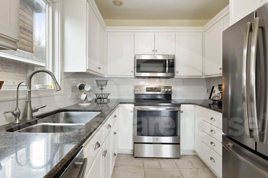 Building Photo - 605 Park Ln