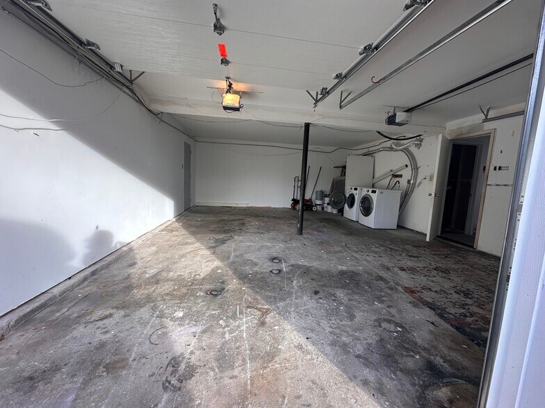 2 Garage space with in unit laundry - 337 E 2nd St