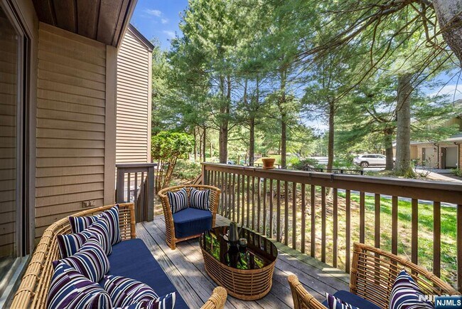 Building Photo - 12 Sandburg Ct