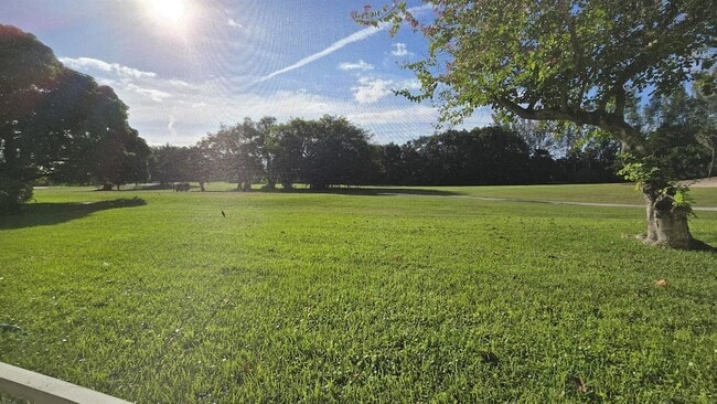 Building Photo - 3150 N Palm Aire Dr