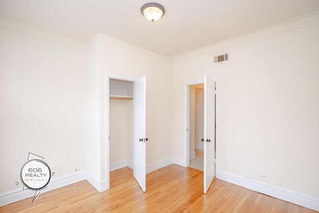 Building Photo - Marquette Park 2 Bed w/Hardwood Floors & Central heat