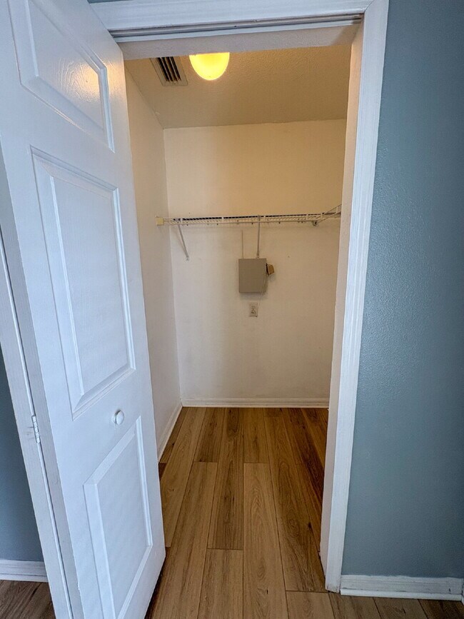 Building Photo - 3 bed 2.5 bath townhome in Gated Providenc...