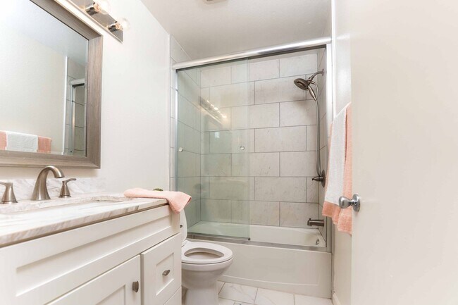 Building Photo - ****AVAILABLE NOW!! TWO BEDROOM TWO BATH CONDO IN GREAT LOCATION!!!!!!