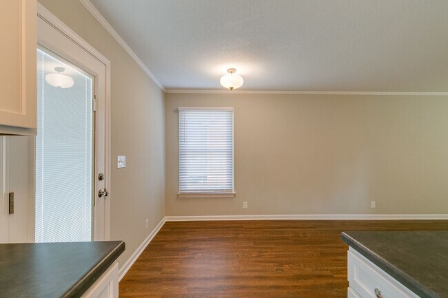 Building Photo - Columbia, TN Two Bedroom Duplex at 1027 Ch...