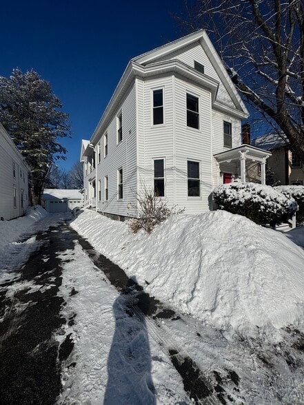 Building Photo - 10 Maple St
