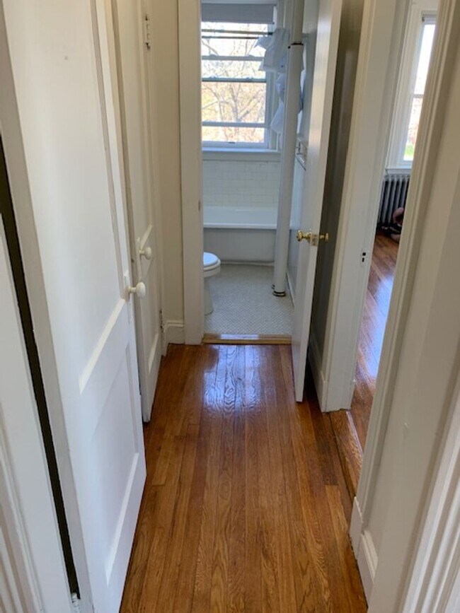 Building Photo - Sunny 1-Bed, 1-Bath in Fenway
