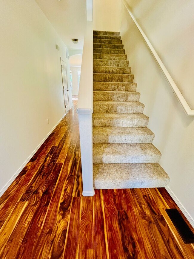 Building Photo - Amazing 3-Bedroom 2.5-Bathroom Townhouse i...